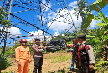 Petugas PLN bersama polisi dan Banbinsa, pasca menurunkan layang-layang yang tersangkut di Gardu Induk PLN di Kecamatan Giri, Banyuwangi Rabu (4/9/2024).
