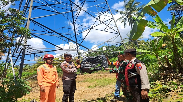 Petugas PLN bersama polisi dan Banbinsa, pasca menurunkan layang-layang yang tersangkut di Gardu Induk PLN di Kecamatan Giri, Banyuwangi Rabu (4/9/2024).