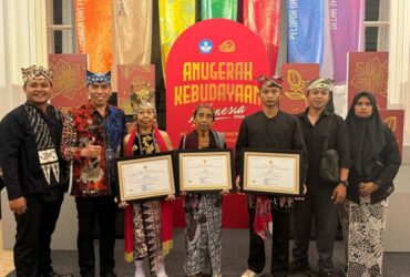 Tiga seniman dan budayawan Kabupaten Banyuwangi, Temu Misti, Siami dan Senari, memperoleh penghargaan AKI 2024.(dok. Pemkab Banyuwangi)