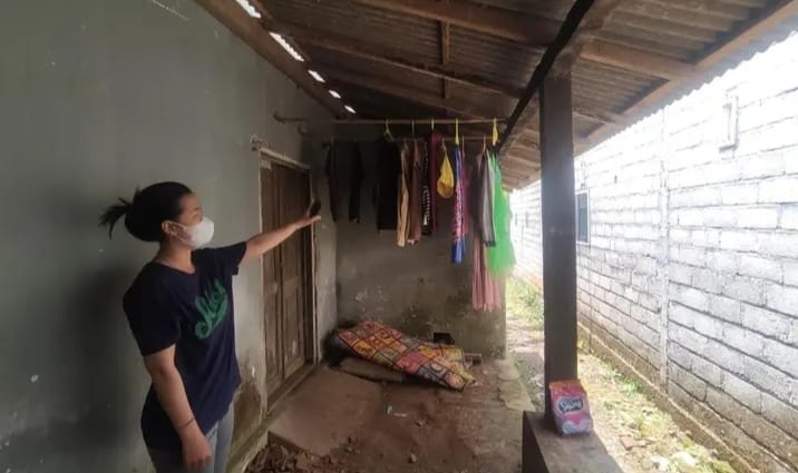 Warga Dusun Panjen, Desa Jambewangi, Kecamatan Sempu, menunjukkan tempat jemuran CD yang diduga dicuri.(blok-a.com/Kuryanto)