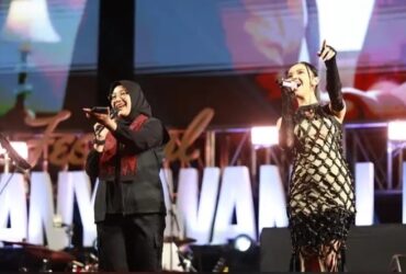 Bupati Banyuwangi Ipuk Fiestiandani saat berduet dengan Lyodra di perhelatan Festival Musik Tepi Pantai Banyuwangi 2024, Senin (16/9/2024) malam. (blok-a.com/Istimewa)