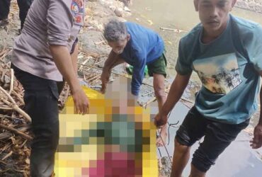 Petugas medis saat melakukan visum luar terhadap Ahmad Basuki, korban yang ditemukan tenggelam di Bendungan Sungai Tegalsari, Sabtu (21/9/2024) (blok-a.com/Kuryanto)