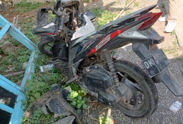 Kondisi sepeda motor Honda Vario 125 pasca bertabrakan dengan mobil JEEP di Jalan Raya Yosomulyo-Genteng, Kecamatan Gambiran, Jumat (6/9/2024).(blok-a.com/Kuryanto)