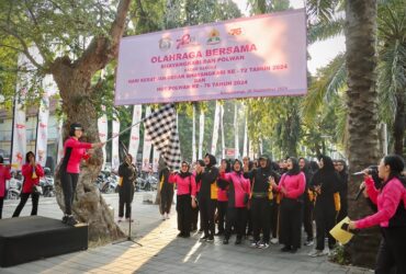 Puncak peringatan hari Polwan ke-76 dan Hari Kesatuan Gerak Bhayangkari ke-72, Polresta Banyuwangi gelar olahraga bersama di lapangan Taman Blambangan, Banyuwangi, Jumat (20/9/2025).(blok-a.com/Kuryanto)