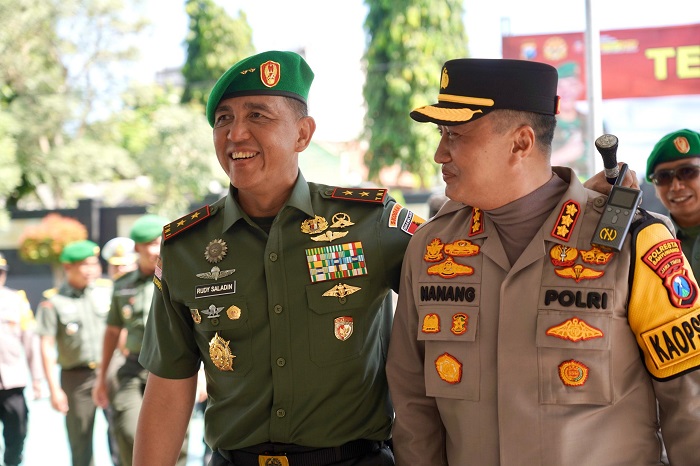 Pangdam V Brawijaya, Mayjen TNI Rudy Saladin bersama Kapolresta Banyuwangi, Kombel Pol Nanang Haryono, Senin (9/9/2024).(blok-a.com/Kuryanto)