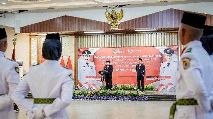 Bupati Jember menyampaikan amanat nasional dalam acara pengukuhan pasukan Paskibraka, Kamis (15/8/2024). (Foto: Diskominfo Jember for blok-a.com)