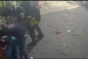 Tangkapan layar video pengeroyokan siswa SMK Muhammadiyah 6 Rogojampi, di depan Kampus Poliwangi, Kabat Banyuwangi, Minggu (15/9/2024).(Dok warga)