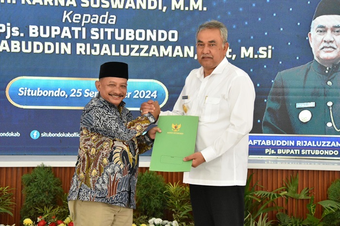 Penyerahan nota pengantar tugas dari Bupati Situbondo, Karna Suswandi kepada Pjs Bupati Muhammad Aftabuddin Rijaluzzaman.