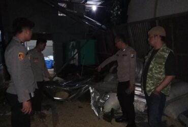 Gudang kandang ayam yang terdampak pohon tumbang di Desa Balak, Kecamatan Songgon, Selasa (24/9/2024) petang. (Dokumen Polsek Songgon untuk blok-a.com)
