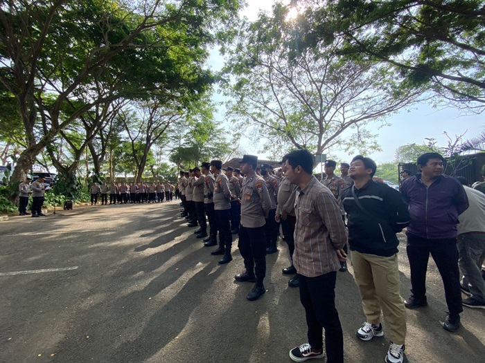 Polresta Banyuwangi saat menggelar Apel Pengamanan Rapat Pleno Terbuka yang dilakukan oleh KPU Banyuwangi di Ballroom Hotel El Royale, Kecamatan Kabat, Minggu (22/9/2024) (blok-a.com/Kuryanto)
