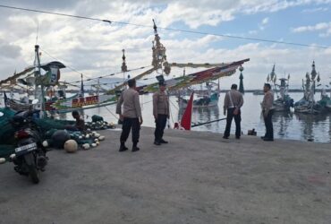 Jajaran Polsek Muncar, saat lakukan pengamanan dan patroli di kawasan Pelabuhan Rakyat Muncar, Rabu (4/9/2024).(blok-a.com/Kuryanto)