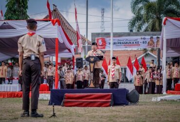Bupati Jember menyampaikan amanat dalam Upacara Hari Pramuka ke-63 di Kecamatan Sukorambi, Rabu (14/8/2024). (Foto: Diskominfo Jember for blok-a.com)