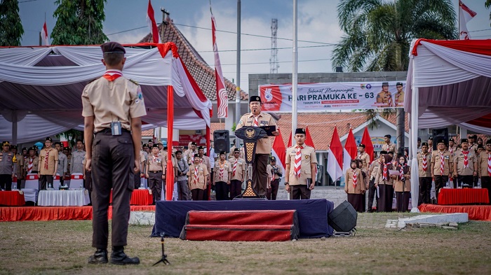 Bupati Jember menyampaikan amanat dalam Upacara Hari Pramuka ke-63 di Kecamatan Sukorambi, Rabu (14/8/2024). (Foto: Diskominfo Jember for blok-a.com)