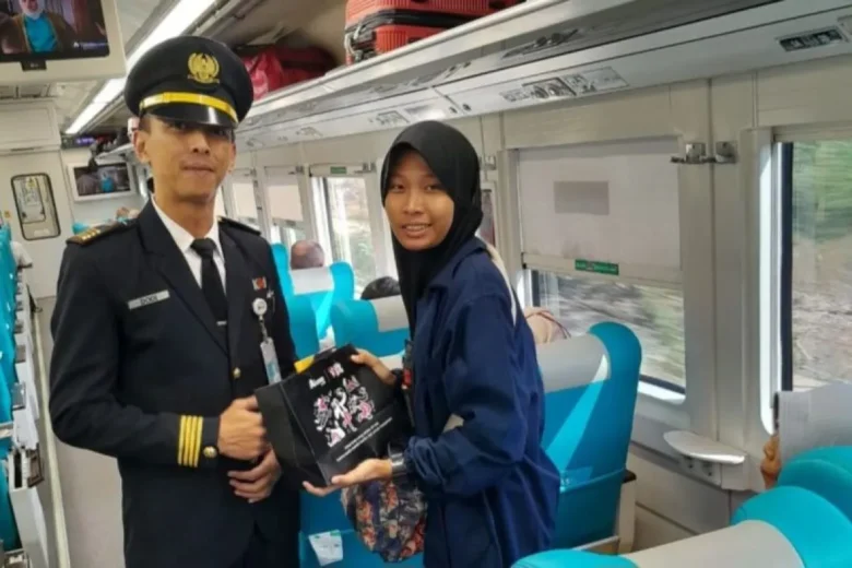Program Sapa Pelanggan, penumpang yang beruntung akan mendapatkan suvenir sebagai tanda apresiasi dari KAI. (Dok. PT KAI)