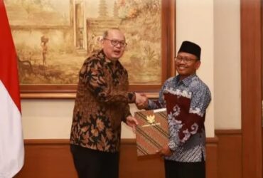 Wabup Sugirah saat Menerima Surat Perintah Tugas dari Pj. Sekdaprov Jatim Bobby Soemiarsono, Senin (23/9/2024).(blok-a.com/Istimewa)