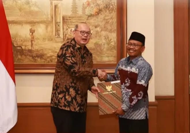 Wabup Sugirah saat Menerima Surat Perintah Tugas dari Pj. Sekdaprov Jatim Bobby Soemiarsono, Senin (23/9/2024).(blok-a.com/Istimewa)