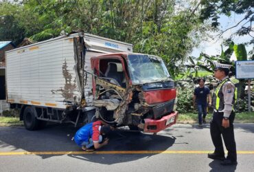 Evakuasi truk box Indomaret yang melintang di badan jalan pasca alami laka dengan truk Fuso di Jalan Raya Jember-Banyuwangi, Rabu (4/9/2024).(blok-a.com/Kuryanto)