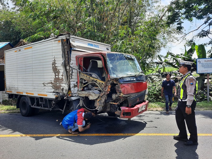 Evakuasi truk box Indomaret yang melintang di badan jalan pasca alami laka dengan truk Fuso di Jalan Raya Jember-Banyuwangi, Rabu (4/9/2024).(blok-a.com/Kuryanto)