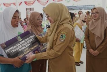Bupati Banyuwangi Ipuk Fiestiandani saat menyerahkan bantuan program Wenak untuk UMKM di Kelurahan Penganjuran, Senin (2/9/2024).(dok. Pemkab Banyuwangi)