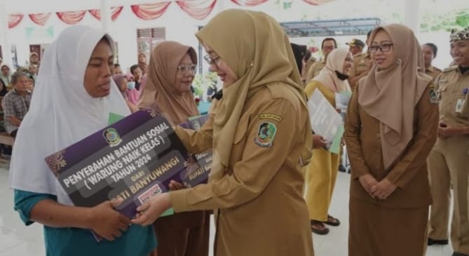 Bupati Banyuwangi Ipuk Fiestiandani saat menyerahkan bantuan program Wenak untuk UMKM di Kelurahan Penganjuran, Senin (2/9/2024).(dok. Pemkab Banyuwangi)