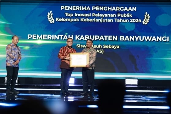 Plt Bupati Banyuwangi Sugirah saat menerima penghargaan di forum PKRI Kemenpan RB di Jakarta, Selasa (8/10/2024).(dok. Pemkab Banyuwangi)