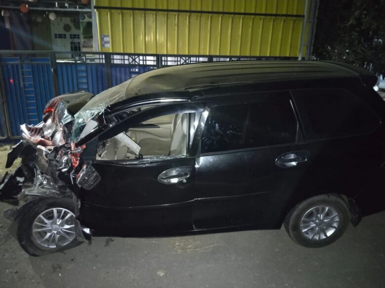 Caption : Lakalantas di Jalan Raya Situbondo - Banyuwangi, Kecamatan Wongsorejo, Banyuwangi, truk kontra mobil Xenia, selain korban alami luka serius kerugian matriil capai Rp 20 juta, Sabtu (5/10/2024) malam. (Foto: Dok dari Polsek Wongsorejo untuk blok-a.com).