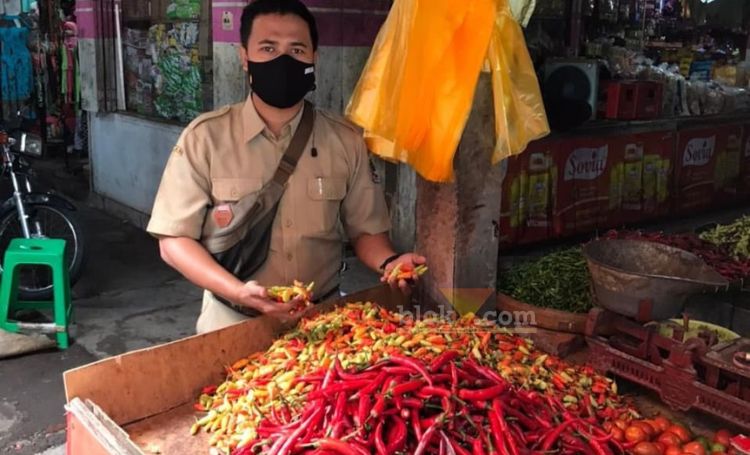 Pantauan harga cabai di Pasda Banyuwangi. (blok-a.com/Kuryanto)
