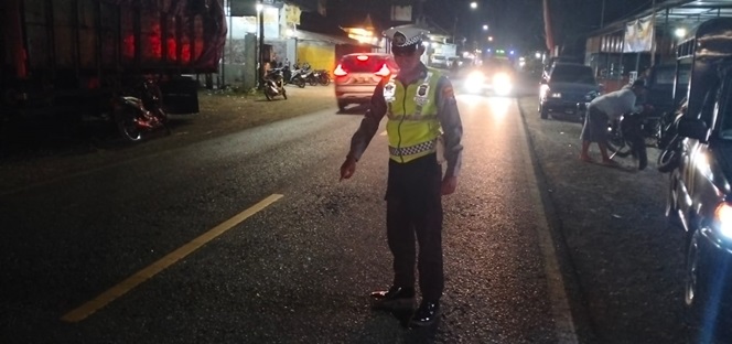 Olah TKP kecelakaan di Jalan Raya Jember, masuk Dusun Tegalpakis, Desa Kalibaru Wetan, Kecamatan Kalibaru, Rabu (9/10/2024).(blok-a.com/Kuryanto)