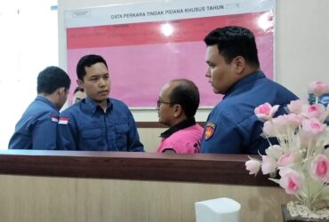 Tersangka RAN dijemput paksa oleh petugas kejaksaan.