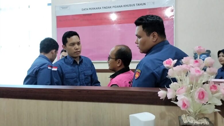 Tersangka RAN dijemput paksa oleh petugas kejaksaan.
