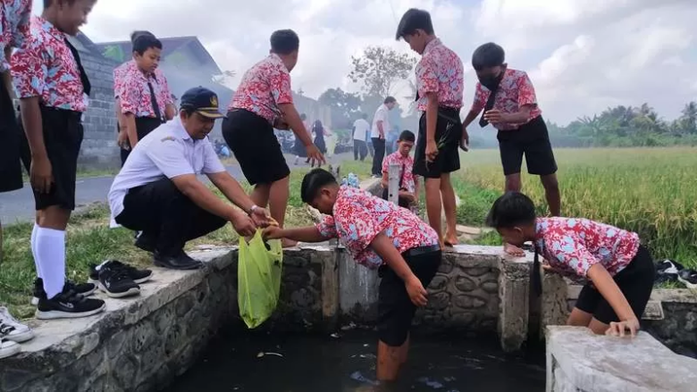 Siswa SD Kebondalem antusias bersihkan saluran sungai (Gareta Wardani/Radar Genteng).