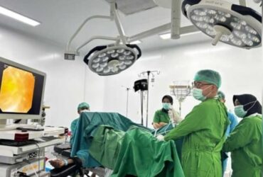Tindakan petugas medis RSUD Genteng Banyuwangi. (dok. Humas RSUD Genteng untuk blok-a.com)