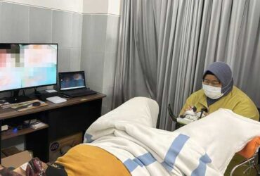 dr. Kamalia, Sp.OG, saat mendeteksi kelainan pada leher rahim pasien dengan alat kolposkopi, Senin (6/10/2025). (Humas RSUD)