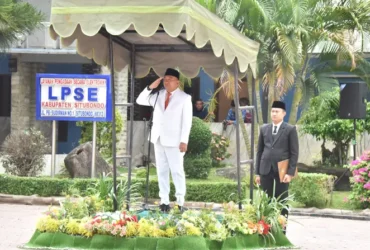 Bupati Situbondo Yusuf Rio Wahyu Prayogo dalam upacara bendera yang digelar di halaman belakang Kantor Pemkab Situbondo, Senin (10/11/2025).