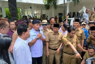 Pimpinan DPRD Banyuwangi, Suwito saat menyampaikan permohonan maaf di depan para Kades atas pernyataannya yang viral di media sosial, Senin (17/11/2025).(blok-a.com/Istimewa)