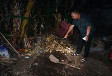 Polisi Polsek Wongsorejo saat melakukan olah TKP kasus bayi yang dikubur di halaman belakang rumah ibunya di Desa Alasbuluh, Kecamatan Wongsorejo, Banyuwangi, Senin (3/11/2025). (Dok. Polsek Wongsorejo untuk blok-a.com)