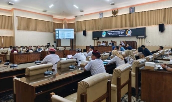 RDP DPRD banyuwangi saat hearing terkait disvestasi saham pemkab di PT Merdeka Copper Gold, Rabu (5/11/2025).(Istimewa)