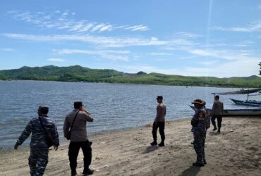 Petugas gabungan saat melakukan pencarian terhadap MNK, warga Tegalsari yang hilang setelah tenggelam di perairan Pantai Grajagan, Senin (17/11/2025). (blok-a.com/Kuryanto)