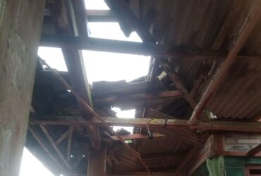 Akibat hujan disertai angin kencang di Kecamatan Siliragung, Banyuwangi, puluhan atap rumah warga mengalami kerusakan, Minggu (2/11/2025). (Dok. Polsek Siliragung untuk Blok-a.com)
