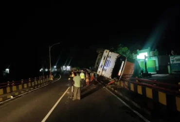 Truk tronton Wing Box yang alami laka tunggal di jembatan Keramasan, Kecamatan Wongsorejo, Banyuwangi, Selasa (11/11/2025) (dok dari Polsek Wongsorejo untuk blok-a.com).