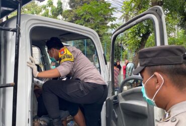 Petugas Polsek Kabat saat melakukan olah TKP dan evakuasi jenazah sopir dump truk yang ditemukan meninggal dunia di dalam kabin kendaraan, Sabtu (13/12/2025). (blok-a.com/Kuryanto)
