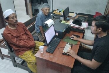 Banyuwangi, blok-a.com – Jajaran Polsek Wongsorejo bergerak cepat menindaklanjuti laporan viral di sejumlah media online terkait aksi pemalakan terhadap pengunjung wisata Rumah Apung Bangsring Underwater, Banyuwangi. Kurang dari 24 jam, dua terduga pelaku berhasil diamankan. Kedua pelaku diketahui bernama Busahra (56) dan Joddy Soebiyanto (61), warga Dusun Krajan dan Dusun Bimo, Desa Bangsring, Kecamatan Wongsorejo. Kapolsek Wongsorejo AKP Eko Darmawan membenarkan pengungkapan kasus tersebut. Ia menyampaikan, berdasarkan pengakuan para pelaku, aksi pemalakan dilakukan sebanyak dua kali pada Sabtu (13/12/2025). Pada kejadian pertama, kedua pelaku memaksa dan menahan bus pariwisata yang sedang parkir di area wisata Rumah Apung Bangsring Underwater, Dusun Krajan I, Desa Bangsring. Dari aksi tersebut, mereka memperoleh uang sebesar Rp150 ribu. Sementara pada kejadian kedua yang videonya viral di media sosial, Busahra dan Joddy kembali meminta uang pengawalan bus pariwisata sebesar Rp150 ribu. Namun permintaan itu ditolak ketua rombongan karena tidak disertai bukti resmi. Meski demikian, karena pelaku tetap memaksa, akhirnya diberikan uang Rp100 ribu. Joddy kemudian mengawal bus hingga ke jalan raya. “Saat diinterogasi oleh Unit Reskrim, keduanya berdalih uang tersebut akan dikumpulkan untuk membeli sembako dan dibagikan kepada warga sekitar,” ujar AKP Eko Darmawan, Minggu (14/12/2025). Namun keterangan tersebut dibantah Ketua RT setempat, Samsuri. Ia menegaskan tidak pernah ada musyawarah warga terkait jasa pengawalan bus, serta tidak pernah ada pembagian sembako kepada warga. AKP Eko Darmawan menambahkan, meskipun hingga kini belum ada laporan resmi dari korban terkait dugaan pemerasan, pihak kepolisian tetap mengambil langkah tegas. Polsek Wongsorejo telah berkoordinasi dengan Camat Wongsorejo, Kepala Desa Bangsring, serta pengelola wisata untuk memberdayakan masyarakat sekitar guna mencegah kejadian serupa terulang. “Kedua pelaku telah membuat video klarifikasi dan permohonan maaf, serta berjanji tidak mengulangi perbuatannya. Mereka juga diwajibkan melapor secara rutin ke Polsek Wongsorejo,” pungkasnya. (Kur)