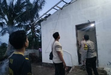 Anggota Polsek Wongsorejo, Banyuwangi, melakukan pendataan kerusakan rumah warga pasca angin puting beliung di Dusun Pancoran, Desa Sidowangi, Jumat (5/12/2025). (Dok Polsek Wongsorejo untuk blok-a.com)