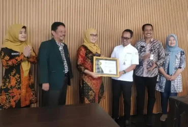 Kepala BPJS Banyuwangi Titus Sri Hardianto (Baju Putih) saat memberikan penghargaan pemanfaatan antrean Mobile JKN kategori Fasilitas Kesehatan Rujukan Tingkat Lanjut.