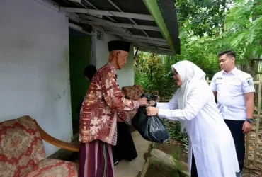 Bupati Ipuk Fiestiandani bersama ASN saat menyalurkan puluhan ribu paket sembako bagi warga miskin.