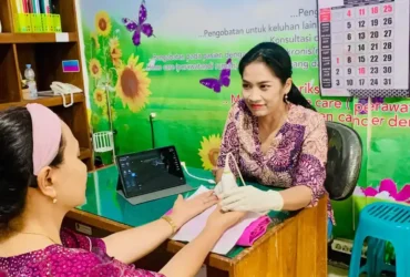 Dokter spesialis anestesi, RSUD Genteng, dr. Yanuarning tyas, saat melakukan pemeriksaan pasien yang mengalami trigger finger, Selasa (27/1/2026)(blok-a.com/Kuryanto)