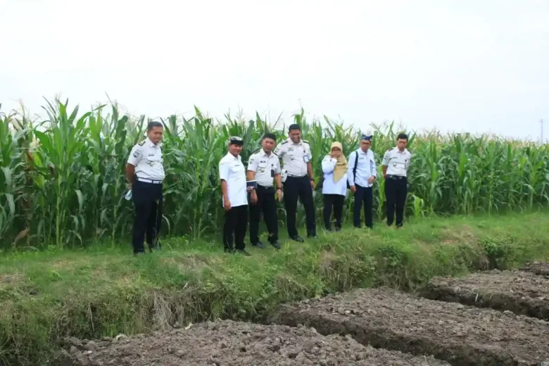 Tinjau SAE Paswangi, Kalapas Banyuwangi bersam Kadispertan Pastikan Kesiapan Lahan Peternakan, Rabu (28/1/2026)(dok Humas Lapas)