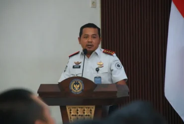 Kalapas Banyuwangi, I Wayan Nurasta Wibawa saat memimpin rapat menyatukan visi terkait penguatan mitigasi risiko dan pencapaian program kerja yang terukur di tahun 2026, Kamis (22/1/2026)(dok Humas Lapas)