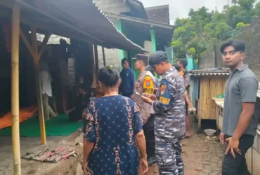 Polisi bersama petugas medis, saat mengevakuasi jenazah Sugianto, nelayan yang meninggal dunia saat kuras air di dalam perahu Speed, Kamis (29/1/2026)(dok Polsek Muncar untuk blok-a.com)