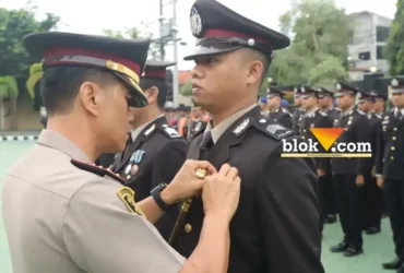 Kapolresta Banyuwangi, Kombes Pol. Dr. Rofiq Ripto Himawan, saat memimpin upacara Penghargaan Satyalancana Pengabdian, Senin (26/1/2026)(blok-a.com/Pelni Rompis).